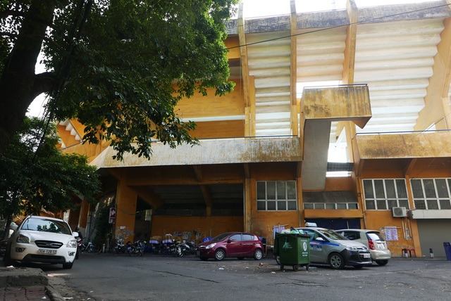Sân vận động "già nua" nhất Hà Nội sắp được tái thiết - 12
Mặt ngoài sân Hàng Đẫy ở khu vực phố Hàng Cháo, tường xũ kỹ, cảnh quan xập xệ, khá nhếch nhác.