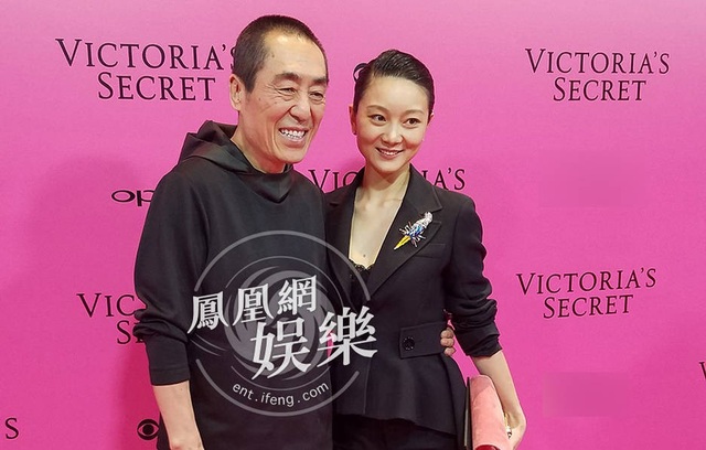 Đạo diễn Trương Nghệ Mưu đưa vợ đi xem show Victoria's Secret - 2
Cặp đôi đã có với nhau 3 mặt con nhưng phải từ ba năm nay, đạo diễn Trương Nghệ Mưu mới hé lộ hình ảnh về gia đình nhỏ của ông cũng như người bạn đời của ông với công chúng.