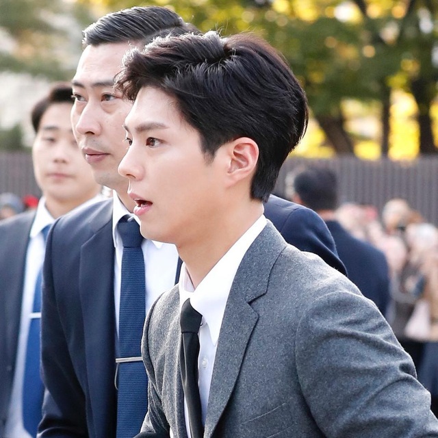 Dàn sao "đổ bộ" tới khách sạn dự đám cưới Song Hye Kyo và Song Joong Ki - 17
Park Bo Gum