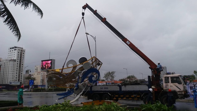 Cổng chào ven biển Đà Nẵng đổ sập trong bão - 6 Cổng chào ven biển Đà Nẵng đổ sập trong bão - 6
