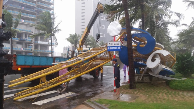 Cổng chào ven biển Đà Nẵng đổ sập trong bão - 5 Cổng chào ven biển Đà Nẵng đổ sập trong bão - 5