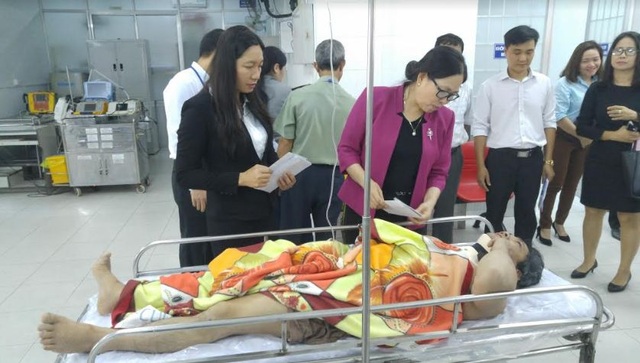 Sập giàn giáo, 7 người bị thương - 2 Lãnh đạo tỉnh tới thăm và động viên 7 công nhân bị nạn