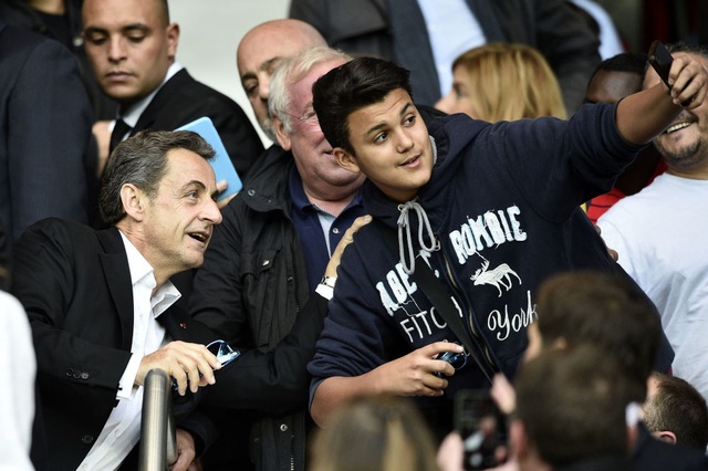 Ảnh "tự sướng" của các nguyên thủ thế giới - 16
Cựu Tổng thống Pháp Nicolas Sarkozy chụp ảnh cùng các bạn trẻ trong một trận đấu bóng đá ở Paris tháng 5/2015. (Ảnh: AFP)