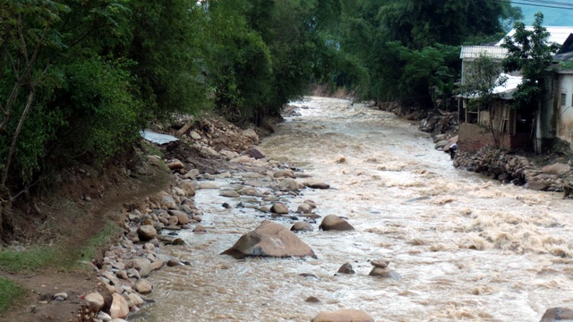 Một phần ba lòng suối trường kia là con đường rộng dẫn vào Điểm trường Muông Hán.
