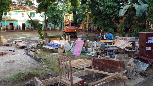 Cảnh hoang tàn trong Trung tâm Y tế dự phòng thị xã Nghĩa Lộ.