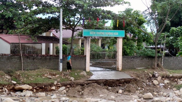 Đường vào Điểm trường Muông Hán (trường tiểu học Phúc Sơn) bị sạt lở nghiêm trọng.