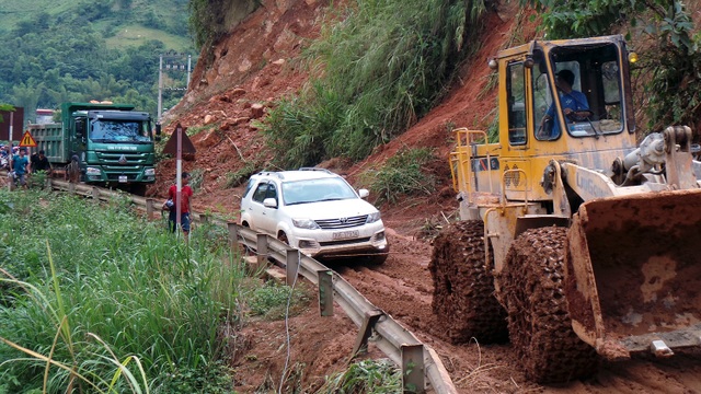 Máy ủi bánh cuốn xích giải cứu các phương tiện khác khỏi đoạn đường trơn trượt.