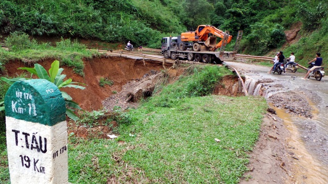 Đường lên Trạm Tấu nhiều đoạn bị sạt lở, giao thông tê liệt. Huyện Trạm Tấu vẫn bị cô lập.