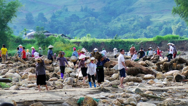 Chiều 12/10, người dân xã Hạnh Sơn nô nức ra suối nhặt gỗ.