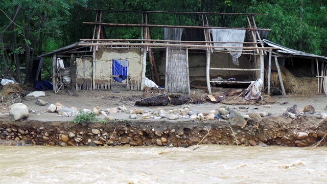 Nhiều ngôi nhà bên bờ suối Thia bị hư hại nghiêm trọng.