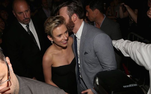 Vừa đệ đơn ly dị chồng, Scarlett Johansson hò hẹn với bạn diễn điển trai - 3
Scarlett và Chris thân thiết tại lễ trao giải Oscar năm 2017 hồi tháng 2/2017.