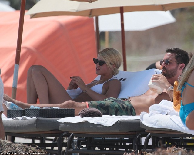 "Tay chơi" Scott Disick chính thức hò hẹn với con gái của Lionel Richie - 11
Một người bạn của Scott và Sofia kể với tờ People: “Scott và Sofia không thể rời nhau. Họ ở bên nhau cả ngày. Sofia thực sự rất hạnh phúc. Rõ ràng, cô ấy rất tôn trọng Scott. Cô ấy luôn cười rạng ngời khi ở bên anh ấy. Họ đang trong giai đoạn tán tỉnh nhau. Scott chăm chút cho bạn gái, mở cửa xe cho cô ấy và thanh toán mọi khoản”.