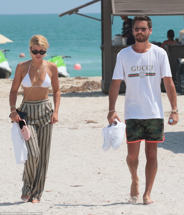 "Tay chơi" Scott Disick chính thức hò hẹn với con gái của Lionel Richie - 2
Scott Disick là người yêu cũ của Kourtney Kardashian. Hai người chia tay vào năm 2015 dù gắn bó với nhau gần 10 năm và có ba mặt con với nhau. Sau khi chia tay với Kourtney, Scott hò hẹn với nhiều bóng hồng khác nhau nhưng các mối tình của anh đều rất ngắn ngủi.