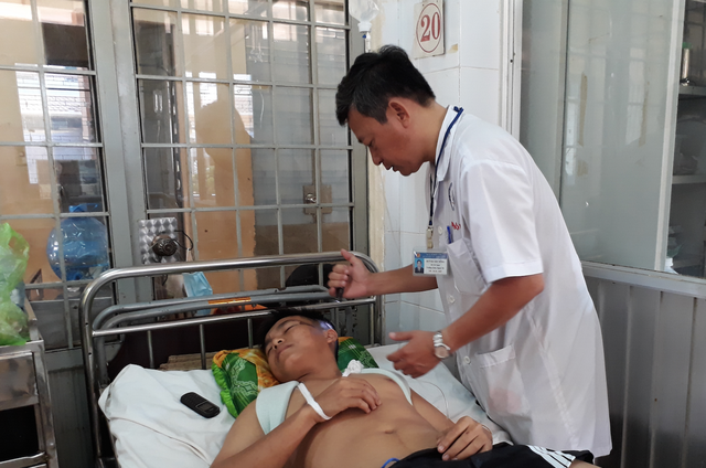 Một chiến sĩ công an bị tông chấn thương sọ não, gãy chân - 1
Chiến sĩ công an tỉnh Đắk Lắk Nguyễn Trọng Quân bị chấn thương sọ não, gãy chân và vai trái đang được điều trị tại Bệnh viện Đa khoa tỉnh