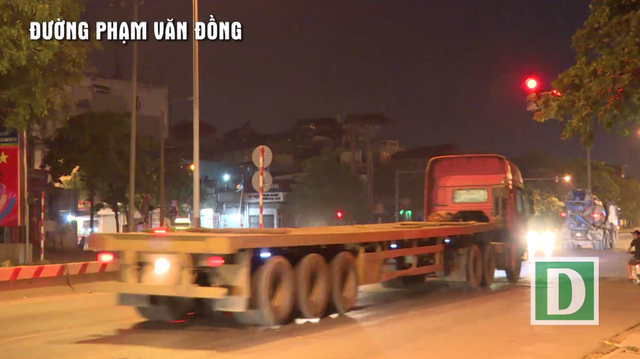 Hà Nội: "Hung thần" trọng tải lớn "đại náo" tuyến đường nội đô - 1
Xe đầu kéo cũng sẵn sàng vượt đèn đỏ.