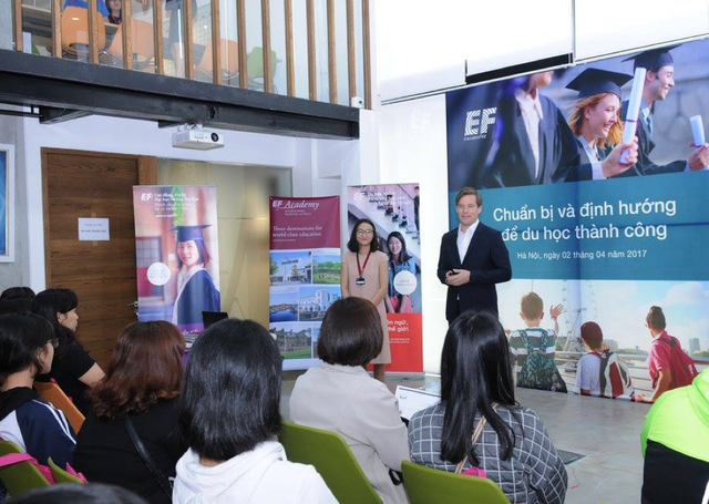 Kế hoạch du học và nghề nghiệp tại Anh, Mỹ, Úc và Singapore: Không quá khó nếu có quyết tâm! - 5
Giao lưu với phụ huynh và học sinh về chủ đề du học tại văn phòng EF Hà nội, 83B Lý Thường Kiệt