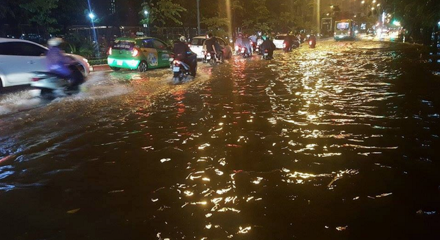Mưa lớn, nhiều tuyến đường Hà Nội ngập sâu - 10
Trần Thái Tông