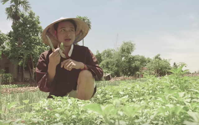 Trong trang phục áo bà ba, nón lá, Quang Vinh trông cứ như một anh nông dân thứ thiệt.
