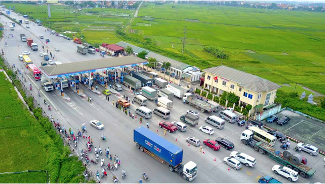 Trạm BOT quốc lộ 5 "gồng mình" đối phó tài xế dùng "chiêu" tiền lẻ - 2
Đây là ngày thứ 3 tài xế dùng chiêu tiền lẻ để phản đối trạm BOT tăng giá vé.