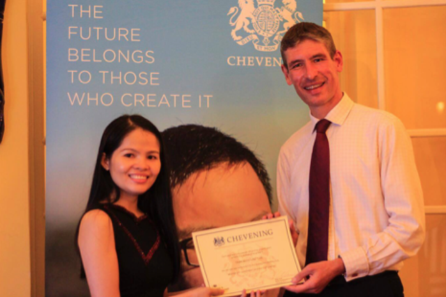 Đại sứ Anh trao học bổng Chevening cho 21 học giả Việt Nam - 1
Đại sứ Anh trao chứng nhận học bổng Chevening cho 21 học giả Việt Nam vào tối 6/9.