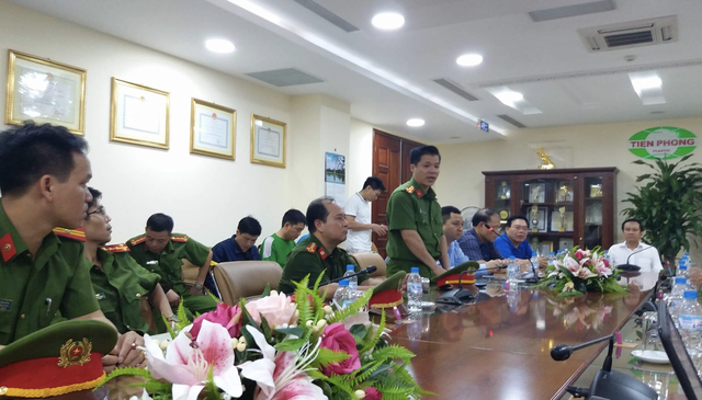 Cháy lớn ở khu vực kho hàng công ty nhựa Tiền Phong - 5
Ông Nguyễn Văn Thành biểu dương các lực lượng phát hiện sớm và dập tắt kịp thời