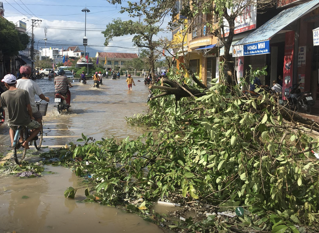 Thị xã Ninh Hoà bị biển nước bao vây, mất điện diện rộng - 12
Sáng 5/11, chợ Dinh Ninh trở nên tan hoang, sau một đêm bị bão số 12 càn quét,