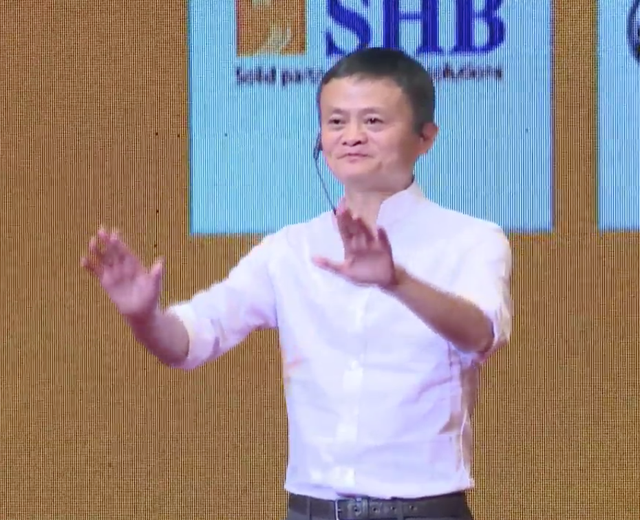 Đối thoại với giới trẻ VN, tỷ phú Jack Ma: "Đừng bao giờ bỏ cuộc" - 7
Tỷ phú Jack Ma biểu diễn một động tác Kung Fu