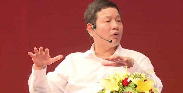 Đối thoại với giới trẻ VN, tỷ phú Jack Ma: "Đừng bao giờ bỏ cuộc" - 6
Ông Trương Gia Bình cũng đặt câu hỏi với Jack Ma