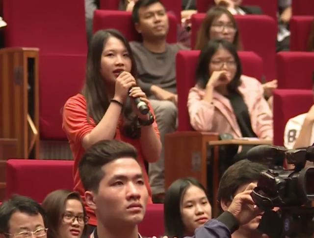 Đối thoại với giới trẻ VN, tỷ phú Jack Ma: "Đừng bao giờ bỏ cuộc" - 2
Sinh viên đặt câu hỏi với Jack Ma