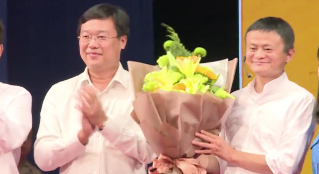 Đối thoại với giới trẻ VN, tỷ phú Jack Ma: "Đừng bao giờ bỏ cuộc" - 3
Tỷ phú Jack Ma nhận hoa, từ biệt các sinh viên sau buổi đối thoại lý thú