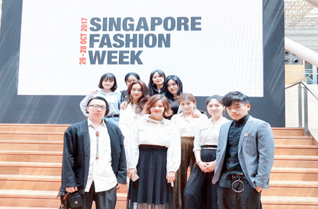 Du học Singapore - Trở thành nhà thiết kế chuyên nghiệp cùng Học viện MDIS - 2
Sinh viên tiêu biểu và trưởng khoa ngành Thiết Kế Thời Trang tại buổi show diễn tốt nghiệp năm 2017
