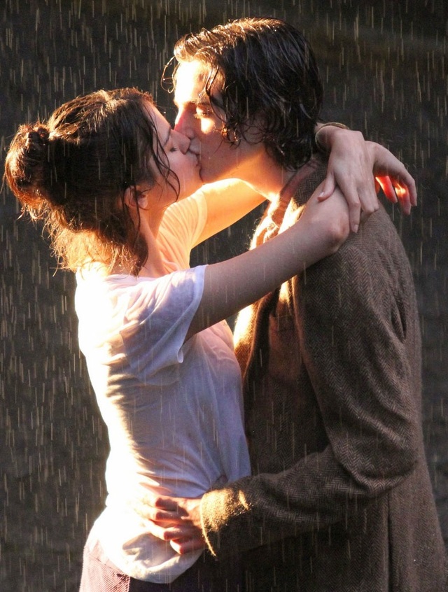 Selena Gomez gầy gò sau ca phẫu thuật ghép thận - 14
Selena và bạn diễn Timothee Chalamet khóa môi dưới mưa.