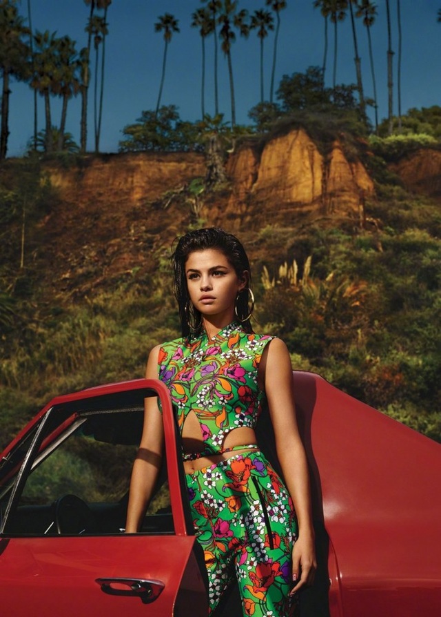Selena Gomez ngày càng bốc lửa và gợi cảm - 5
Trong bài phỏng vấn với tờ Vogue mới đây, Selena cũng nhắc đến áp lực thực hiện tour diễn Revival khiến cô phải nhập trại cai nghiện 90 ngày để điều trị tâm lý. Những chuyến lưu diễn khiến tôi cô đơn. Tôi thất vọng, buồn bã và lo lắng. Tôi bắt đầu gặp những cơn ác mộng ngay trước khi lên sân khấu hoặc ngay sau những đêm diễn. Tôi luôn cảm thấy không đủ khỏe mạnh và không có khả năng làm gì.Tôi cảm giác mình không thể cống hiến hết mình cho người hâm mộ.
