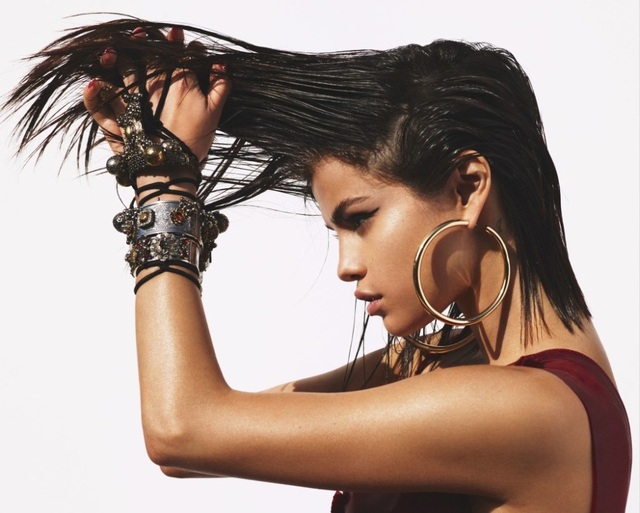 Selena Gomez ngày càng bốc lửa và gợi cảm - 6
Giờ đây, Selena đã trở thành niềm tự hào của cha mẹ ruột với sự nghiệp sáng. Cô cũng là thần tượng của bạn bè cùng trang lứa. Selena liên tục có tên trong danh sách những ngôi sao U25 giàu có và quyền lực nhất làng giải trí thế giới do Forbes bình chọn.