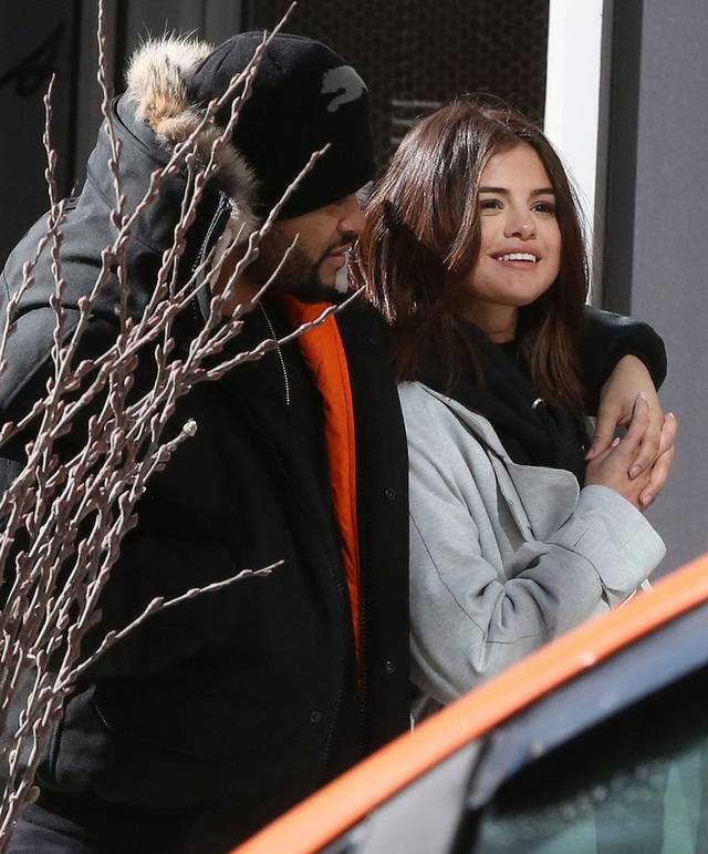 Selena Gomez rạng ngời hạnh phúc bên tình mới The Weeknd - 4
The Weeknd và Selena đã ở bên nhau khoảng hai tháng. Cặp đôi dính nhau như sam. Nam ca sĩ 27 tuổi rất cưng chiều bạn gái khi bao trọn rạp chiếu phim tại Canada để có thời gian riêng tư bên cô.