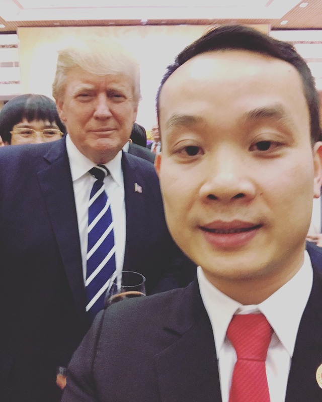 Doanh nhân trẻ selfie cùng Tổng thống Donald Trump là ai? - 1
Bức ảnh selfie của doanh nhân trẻ với Tổng thống Donald Trump gây chú ý.