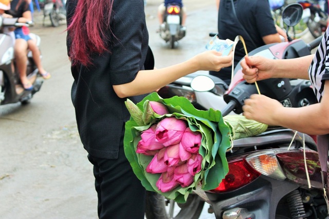 Sen đầu mùa “loạn” giá vẫn hút khách sành chơi - 8 Sen được nhiều người mua về vào ngày Rằm hay đầu tháng.