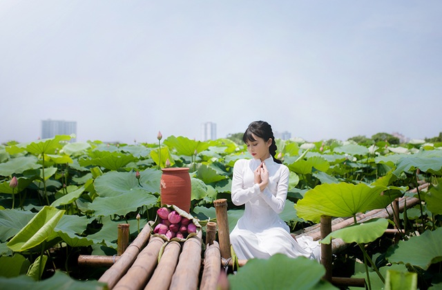 Nữ sinh Bưu chính viễn thông thích đọc sách, yêu hoa sen - 10 Cô muốn lưu giữ khoảnh khắc thanh xuân của mình bên loài hoa sen.