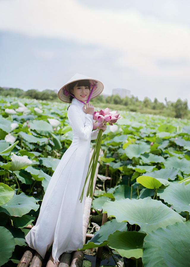 Nữ sinh Bưu chính viễn thông thích đọc sách, yêu hoa sen - 3
Hoài Thương là người con gái lãng mạn. Cô biết Hà Nội có 12 mùa hoa nhưng yêu nhất là hoa sen.