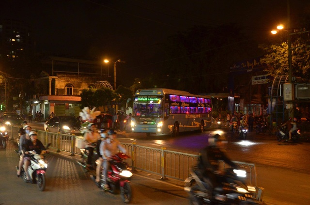 Cửa ngõ Hà Nội, Sài Gòn ùn tắc nghiêm trọng - 2
Xe khách từ trong bến ra đường Xô Viết Nghệ Tĩnh cũng dễ dàng, không còn cảnh ùn ứ. (Ảnh: Đ.T)