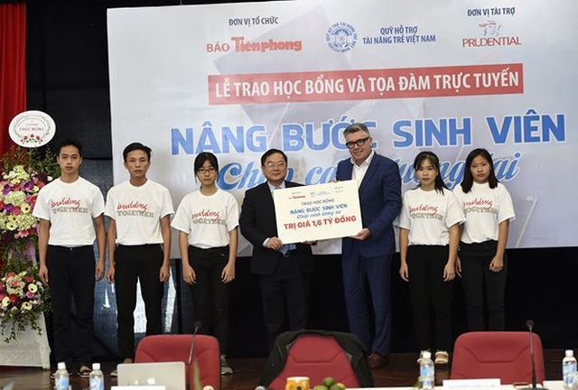 Ra mắt học bổng "Nâng bước sinh viên - Chấp cánh tương lai" - 1 Ra mắt học bổng "Nâng bước sinh viên - Chấp cánh tương lai" - 1