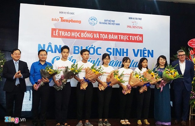 Ra mắt học bổng "Nâng bước sinh viên - Chấp cánh tương lai" - 2 Ra mắt học bổng "Nâng bước sinh viên - Chấp cánh tương lai" - 2