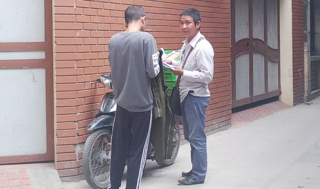 Nhọc nhằn nghề shipper - 1
Một shipper giao hàng tận nhà cho khách. Ảnh: Linh Ngọc