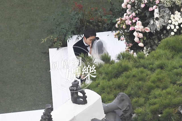 Hot: Song Hye Kyo và Song Joong Ki trao nhẫn trong hôn lễ thế kỷ - 15 Hot: Song Hye Kyo và Song Joong Ki trao nhẫn trong hôn lễ thế kỷ - 15