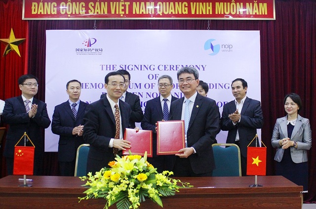 Việt Nam - Trung Quốc: Đẩy mạnh trao đổi hợp tác trong lĩnh vực sở hữu trí tuệ - 1
Ông Đinh Hữu Phí, Cục trưởng Cục SHTT Việt Nam và ông Liao Tao, Phó Tổng Cục trưởng Tổng cục SHTT Trung Quốc trao đổi Bản ghi nhớ hợp tác về SHTT giữa hai Cơ quan.