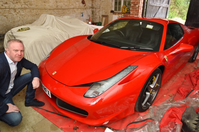 Siêu xe Ferrari sập ổ gà, thành phố bồi thường chủ xe hơn 12.000 USD - 1 Siêu xe Ferrari sập ổ gà, thành phố bồi thường chủ xe hơn 12.000 USD - 1
