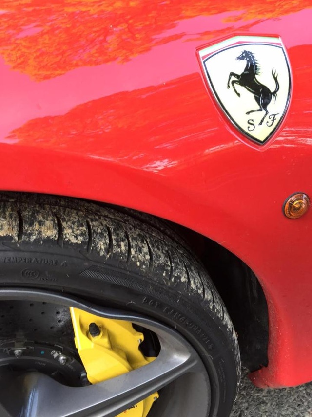 Siêu xe Ferrari sập ổ gà, thành phố bồi thường chủ xe hơn 12.000 USD - 4
Có thể thấy rõ chiếc siêu xe bị hỏng hệ thống treo và bánh sau khi sập ổ gà. Ảnh: SWNS