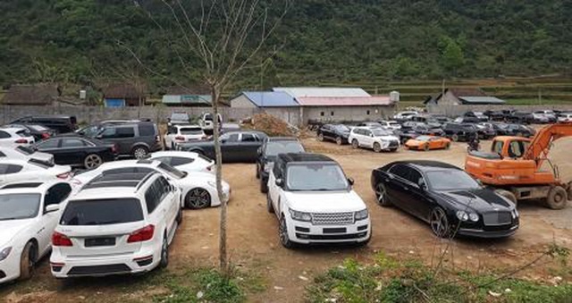 Sự thật về 50 siêu xe "phơi mình" tại bãi đất trống ở Cao Bằng - 3 Ông Chung cho biết, hơn 50 siêu xe đã được xuất sang Trung Quốc cách đây 2-3 ngày. (Ảnh: Lâm Việt Cường).