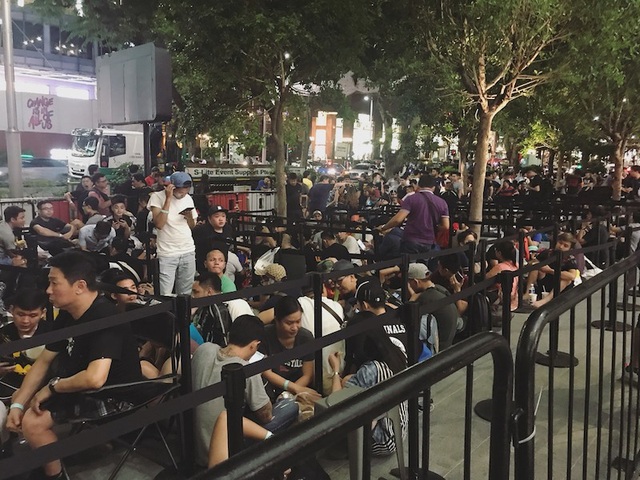 Chen chân xếp hàng khắp nơi trên thế giới trong ngày mở bán iPhone X - 5 Ngoài ra, cũng có rất đông người tập trung trước cửa Apple Store tại Singapore, trong đó có nhiều người Việt.