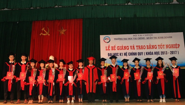 Trường ĐH Tài chính - Quản trị Kinh doanh xét tuyển nguyện vọng bổ sung đại học chính quy 2017 - 3 Lễ tốt nghiệp của sinh viên Trường Đại học Tài chính - Quản trị Kinh doanh.